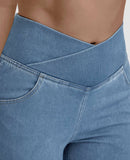 Leve mais uma Calça Jeans de Cintura Alta Cruzada - Por apenas
