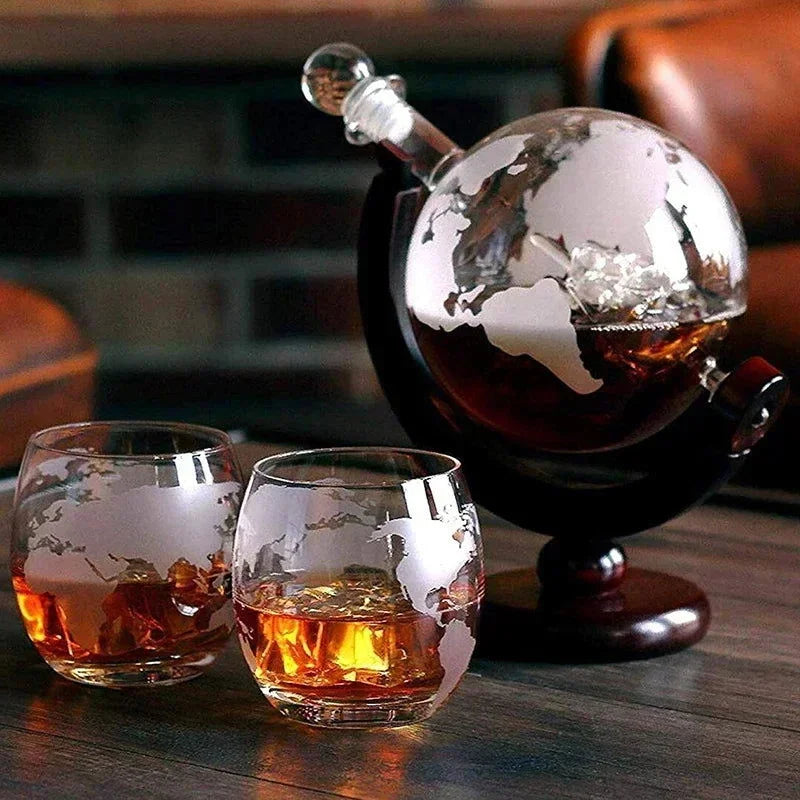 Conjunto Decanter Globo de Vidro com Suporte de Madeira e 2 Copos Offertaza