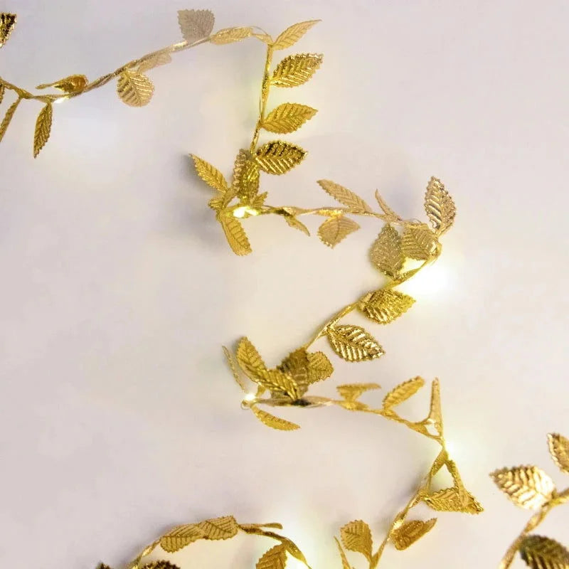 Cordão de Luzes LED Decorativo com Folhas Douradas Offertaza