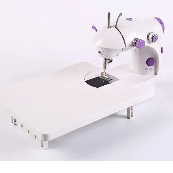 Mini Máquina Portátil Elétrica c/ Costura Reta Bivolt 110v/220v + MINI MESA EXTENSORA GRÁTIS